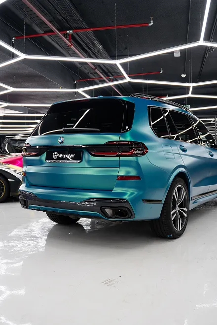 Červené auto v showroomu