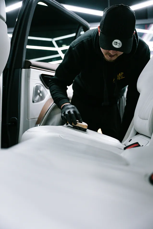 Červené auto v showroomu