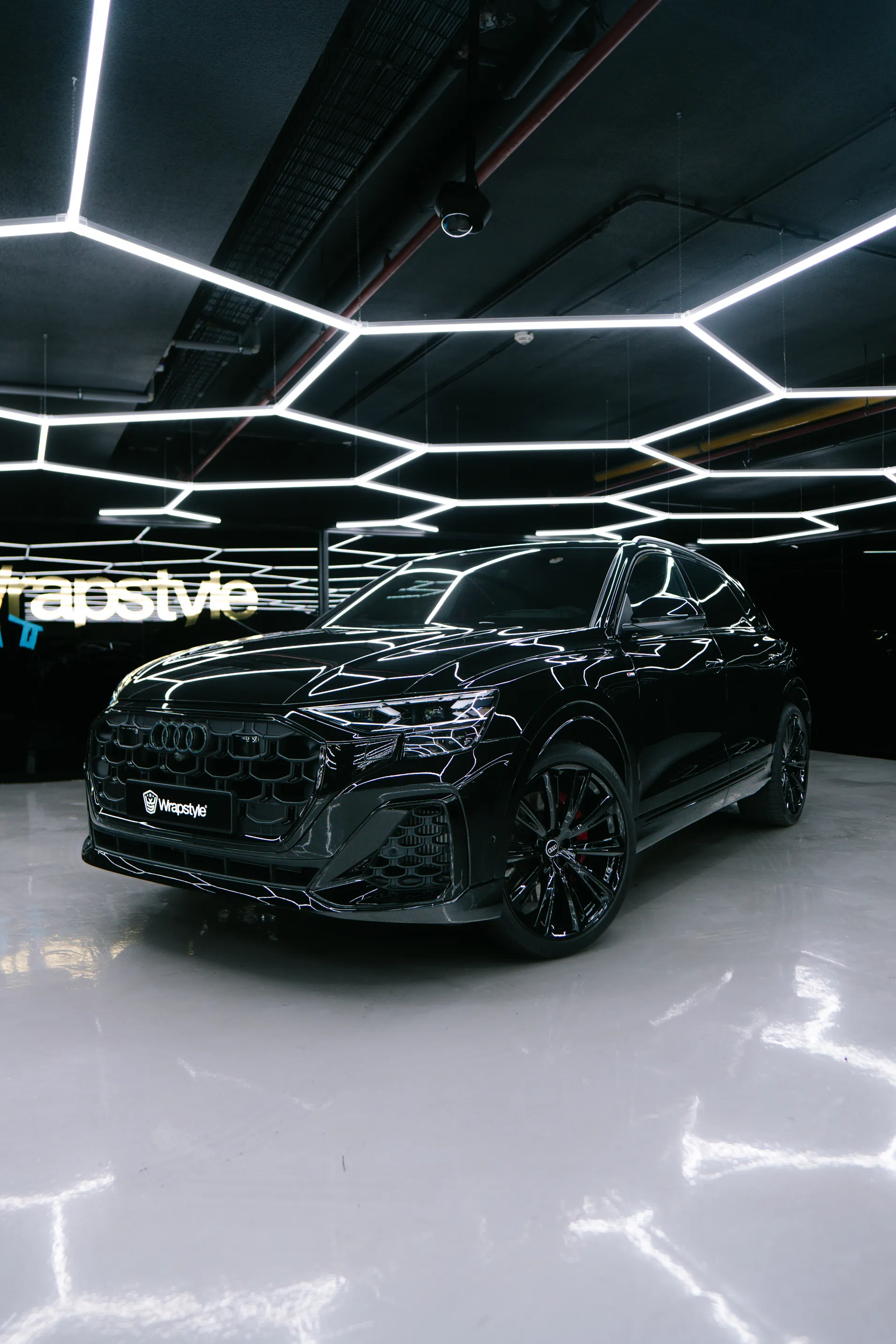 Černé auto v showroomu