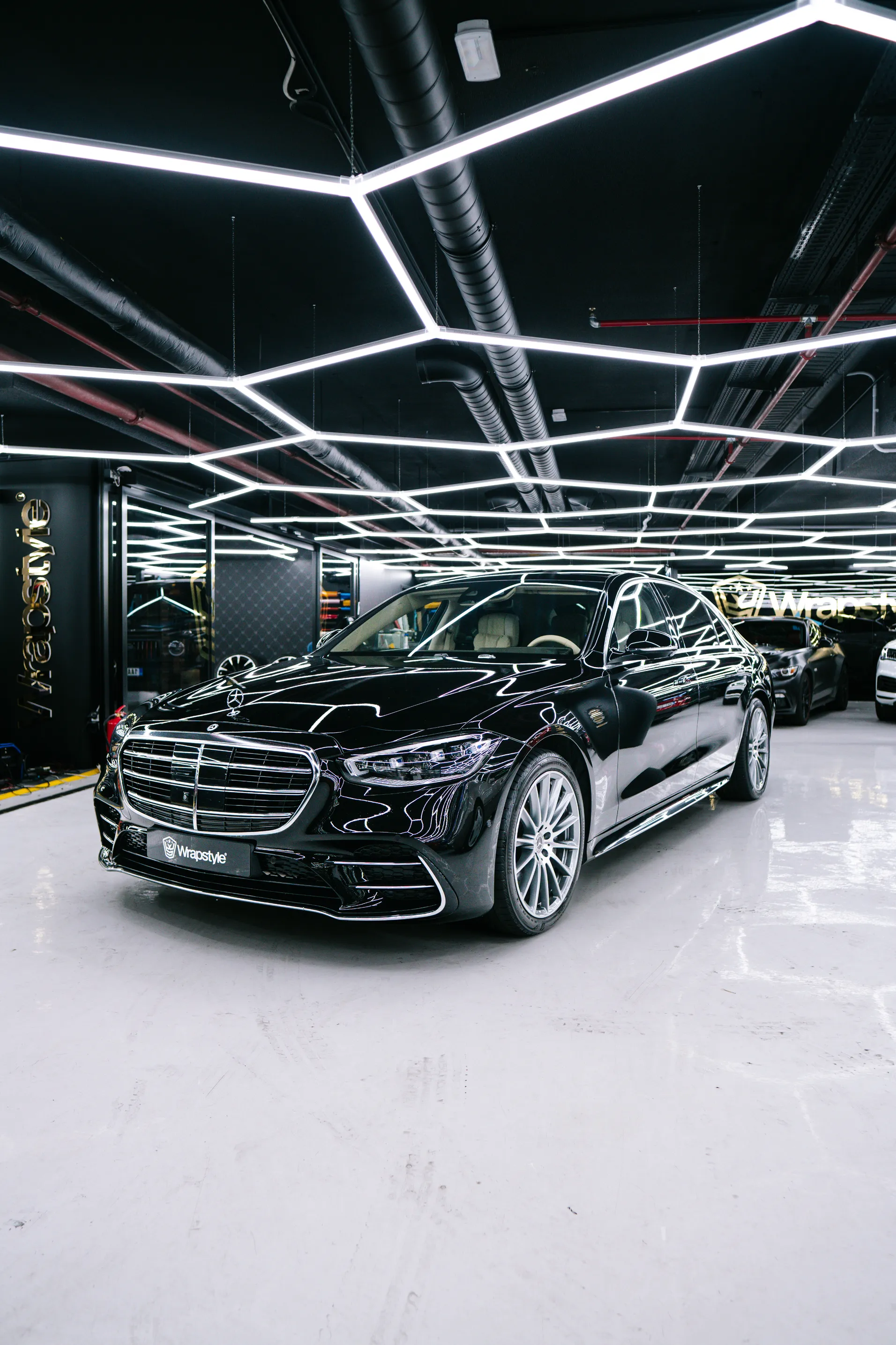 Stříbrné auto v showroomu