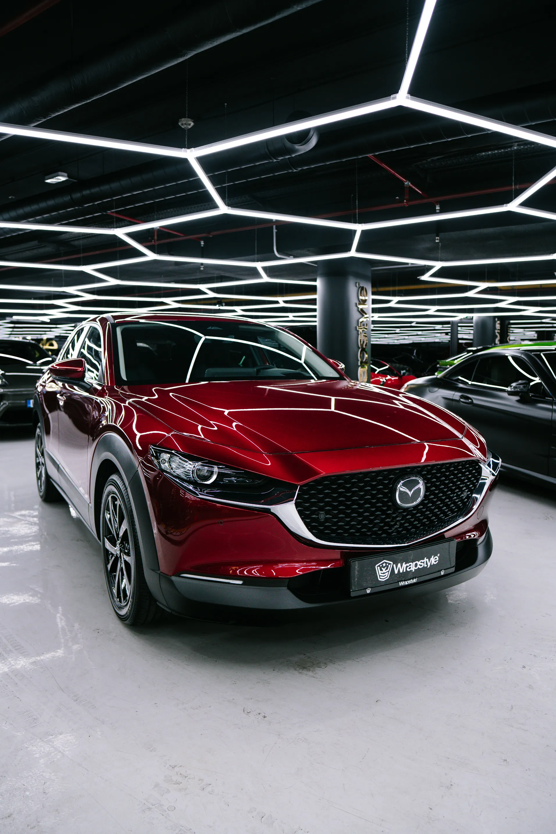 Červené auto v showroomu