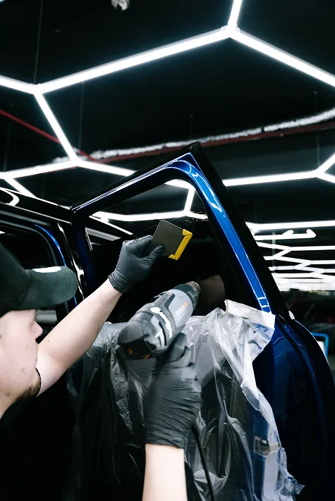 Černé auto v showroomu