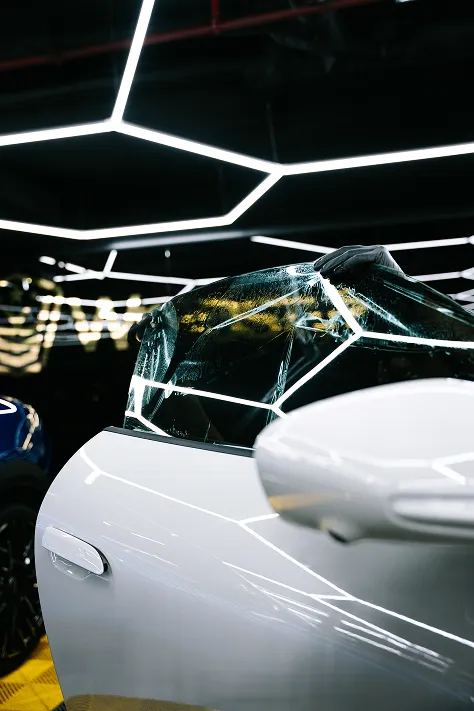 Červené auto v showroomu