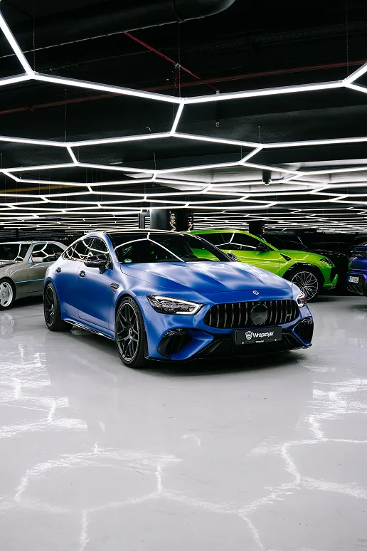 Stříbrné auto v showroomu