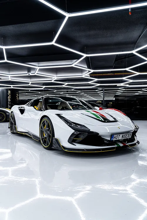 Stříbrné auto v showroomu