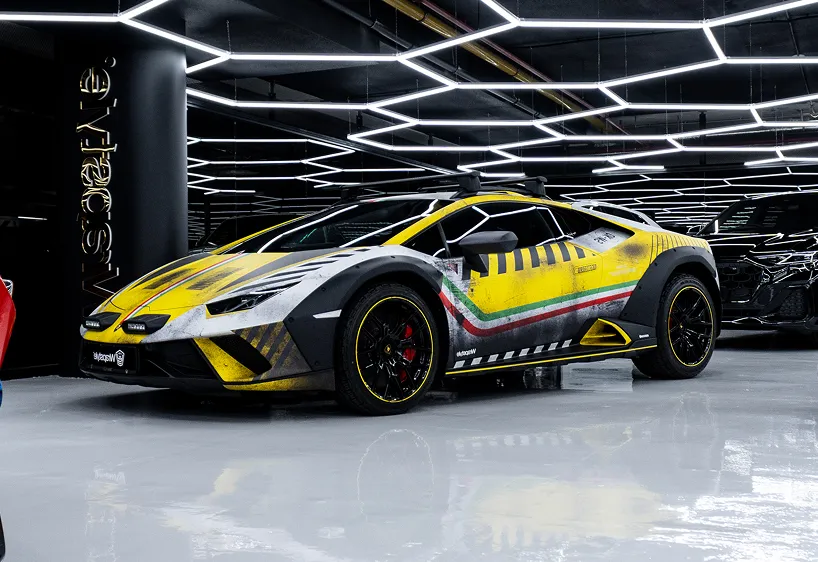 Červené auto v showroomu