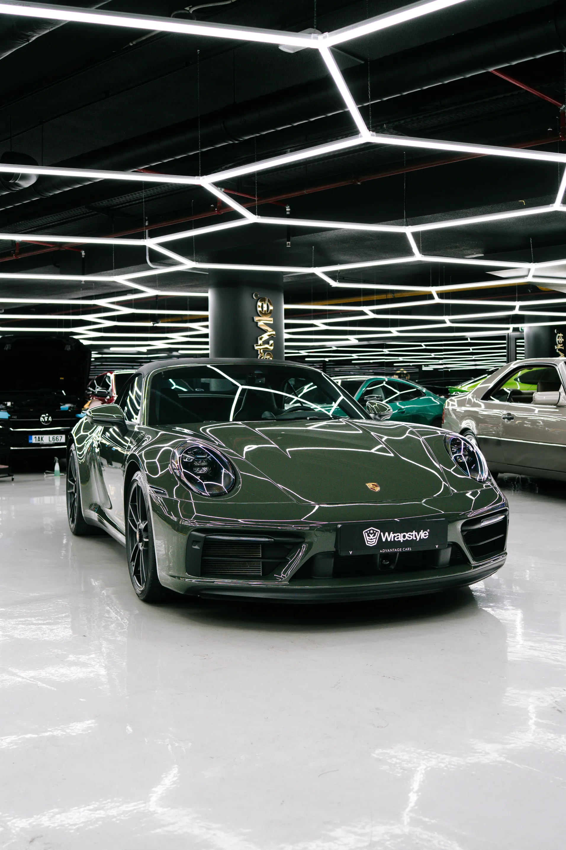 Zelené auto v showroomu