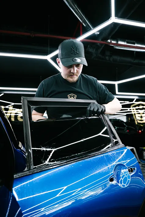 Zelené auto v showroomu