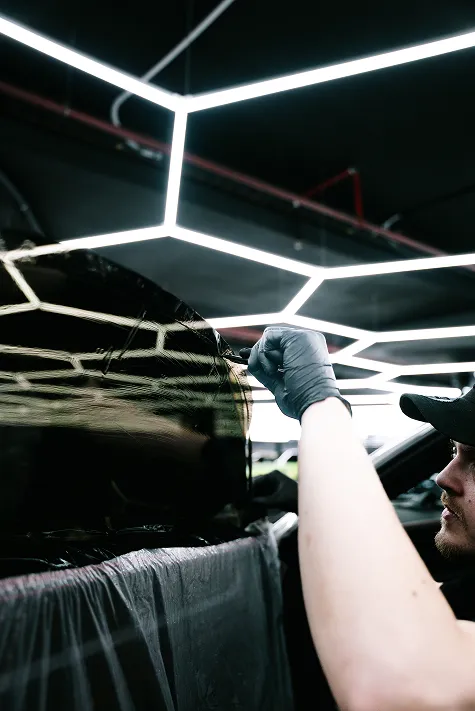 Stříbrné auto v showroomu